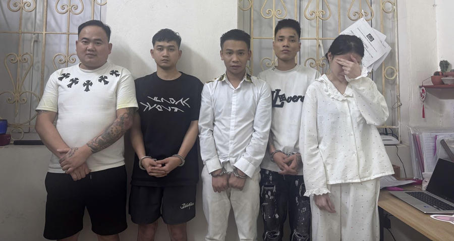 Các đối tượng Thâu, Hiếu, Thành, Tùng và Hằng (từ trái sang phải) tại Cơ quan điều tra.