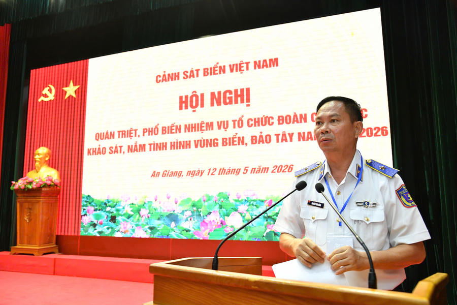 Thiếu tướng Nguyễn Văn Dũng – Chính ủy Bộ Tư lệnh Vùng Cảnh sát biển 4 báo cáo công tác chuẩn bị, bảo đảm cho chuyến khảo sát, nắm tình hình.