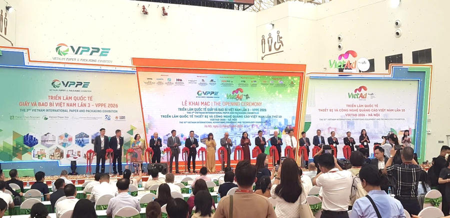 Các vị đại biểu thực hiện nghi thức khai mạc