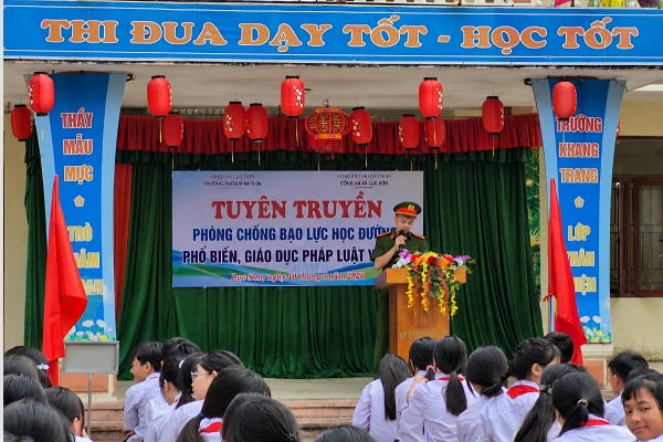 Công an xã Lục Sơn tuyên truyền, giáo dục pháp luật trong trường học.