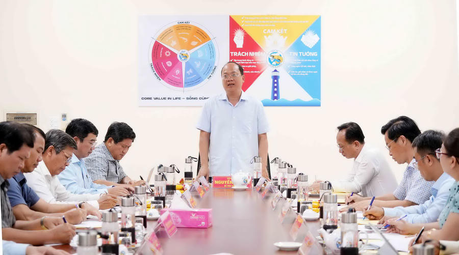 Ông Nguyễn Hồ Hải - Bí thư Tỉnh ủy Cà Mau, phát biểu chỉ đạo tại buổi làm việc về tháo gỡ khó khăn cho Khu nông nghiệp ứng dụng công nghệ cao phát triển tôm Bạc Liêu.