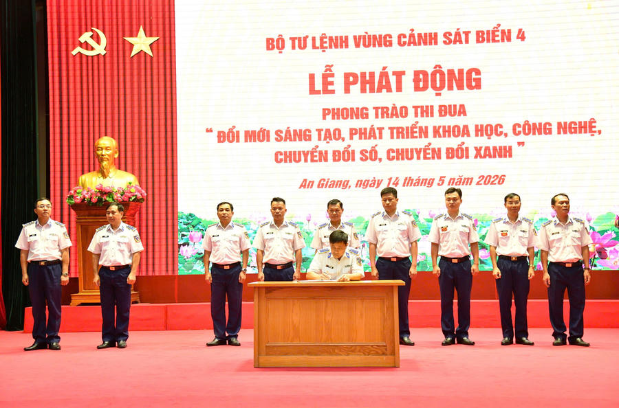 Đại diện các cơ quan, đơn vị Vùng Cảnh sát biển 4 ký kết giao ước thi đua
