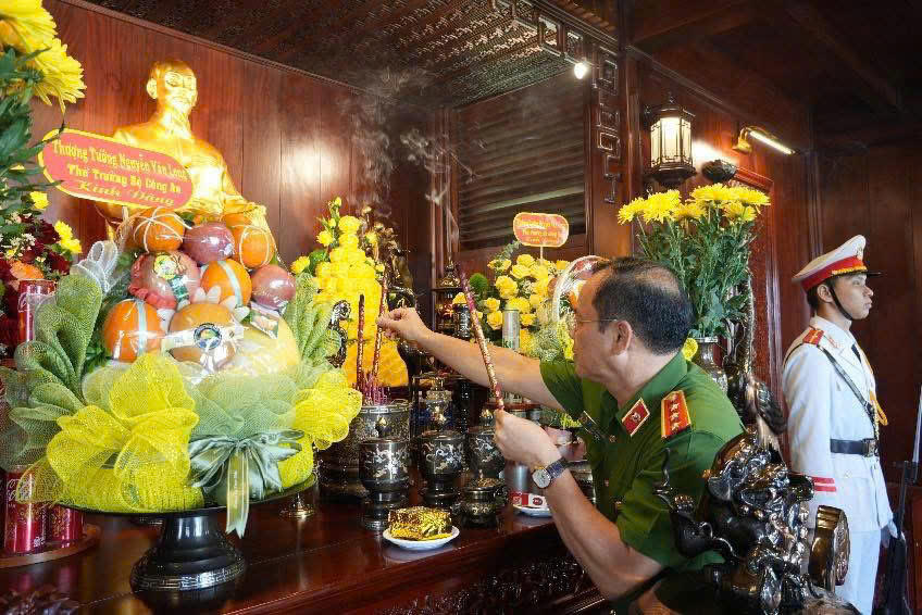 Thứ trưởng Nguyễn Văn Long dâng hương tri ân Chủ tịch Hồ Chí Minh.