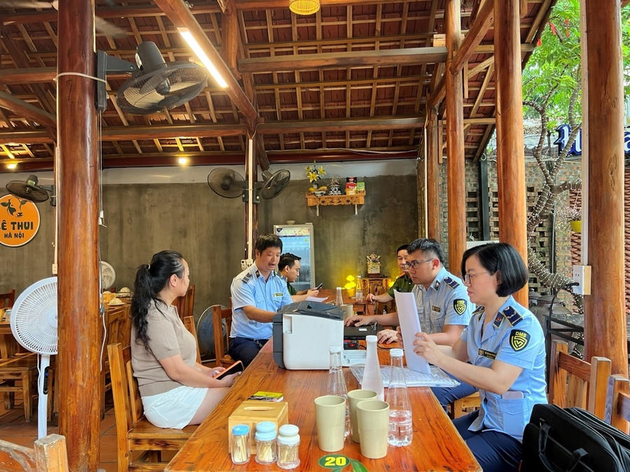 Lực lượng chức năng kiểm tra và lập biên bản đối với cơ sở vi phạm (Ảnh: QLTTHN).