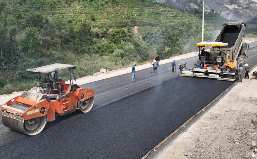Các dự án hạ tầng được đẩy nhanh thi công, góp phần thúc đẩy giải ngân vốn đầu tư công của Quảng Ninh.