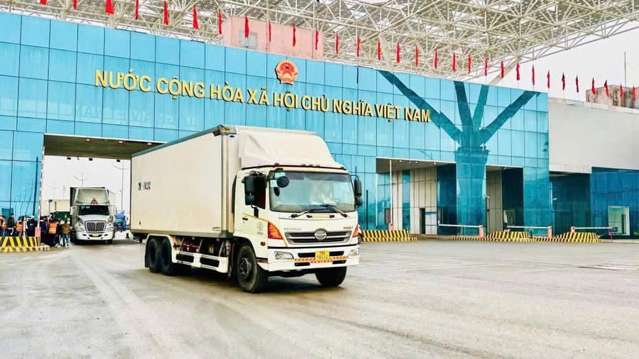 Xe hàng làm thủ tục thông quan tại Cửa khẩu Móng Cái, góp phần thúc đẩy hoạt động xuất nhập khẩu trên địa bàn Quảng Ninh. Xe hàng làm thủ tục thông quan tại Cửa khẩu Móng Cái, góp phần thúc đẩy hoạt động xuất nhập khẩu trên địa bàn Quảng Ninh.