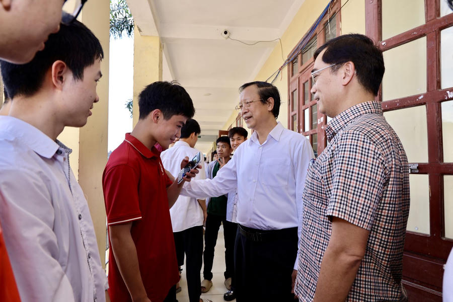 Thứ trưởng Thường trực Phạm Ngọc Thưởng động viên các em học sinh. (Ảnh: MOET)