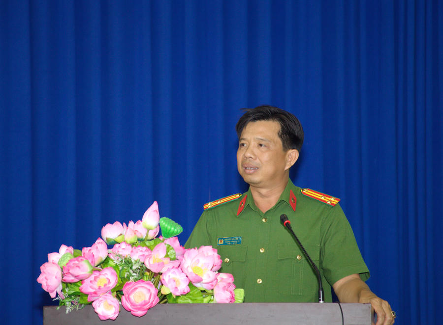 Theo Thượng tá Nguyễn Hoàng Sĩ - Trưởng Công an xã Hưng Hội, buổi tuyên truyền giúp người dân nắm rõ quy định pháp luật, hạn chế thiếu sót hồ sơ trong quá trình đăng ký, đăng kiểm phương tiện thủy.