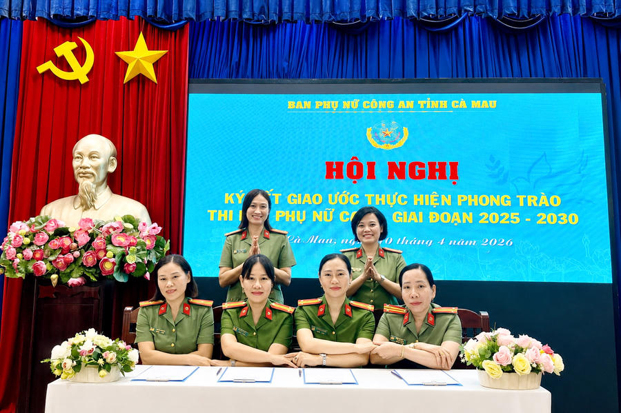 Hội Phụ nữ các cụm thi đua Công an tỉnh Cà Mau ký kết giao ước thực hiện phong trào thi đua và hưởng ứng viết “Nhật ký Ba nhất”.