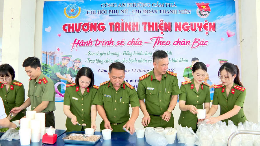 Công an phường Cẩm Phả chuẩn bị hơn 300 suất quà trao tặng bệnh nhân khó khăn.
