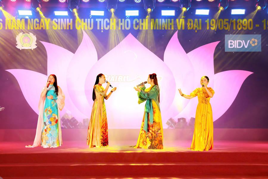 Chương trình nghệ thuật với các tiết mục được dàn dựng công phu, để lại nhiều cảm xúc cho người xem.
