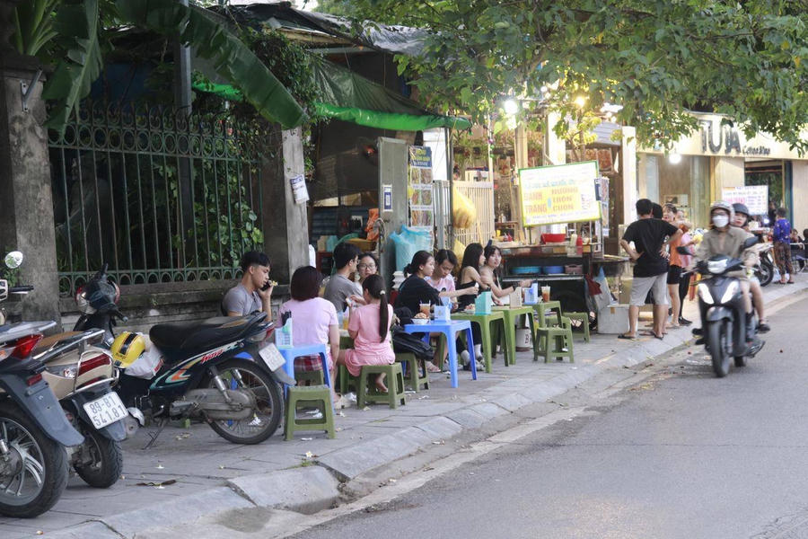 Hàng quán bán tại vỉa hè ở Hà Nội. Ảnh: Internet
