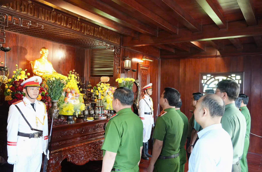 Các đại biểu cùng Đoàn công tác tham gia lễ dâng hương.
