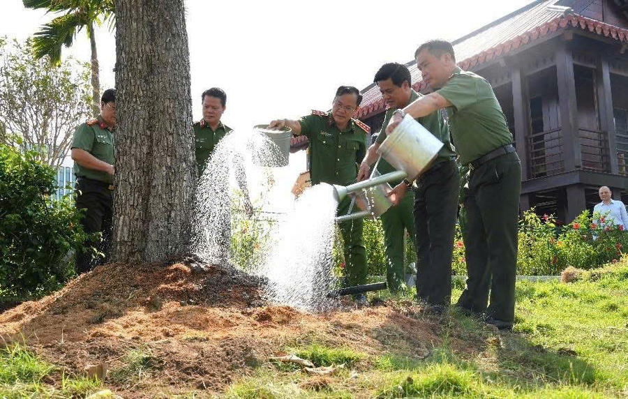 Thượng tướng Nguyễn Văn Long - Thứ trưởng Bộ Công an cùng các đại biểu trồng cây lưu niệm trong khuôn viên Nhà tưởng niệm Chủ tịch Hồ Chí Minh. Thượng tướng Nguyễn Văn Long - Thứ trưởng Bộ Công an cùng các đại biểu trồng cây lưu niệm trong khuôn viên Nhà tưởng niệm Chủ tịch Hồ Chí Minh.