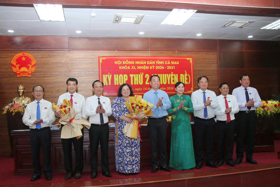 Lãnh đạo Tỉnh ủy, HĐND, UBND tỉnh Cà Mau tặng hoa chúc mừng 2 trong số 3 Ủy viên UBND tỉnh vừa được bầu bổ sung tại Kỳ họp.