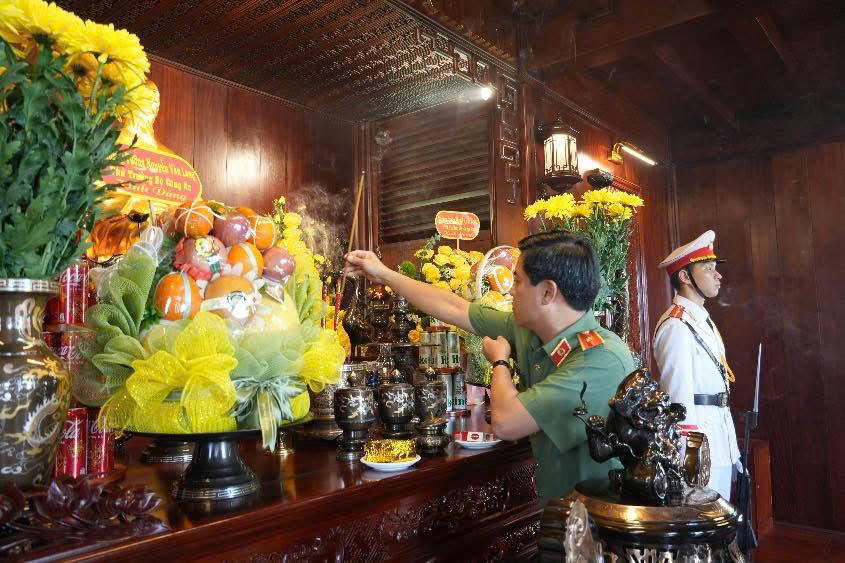 Các đại biểu cùng Đoàn công tác tham gia lễ dâng hương.