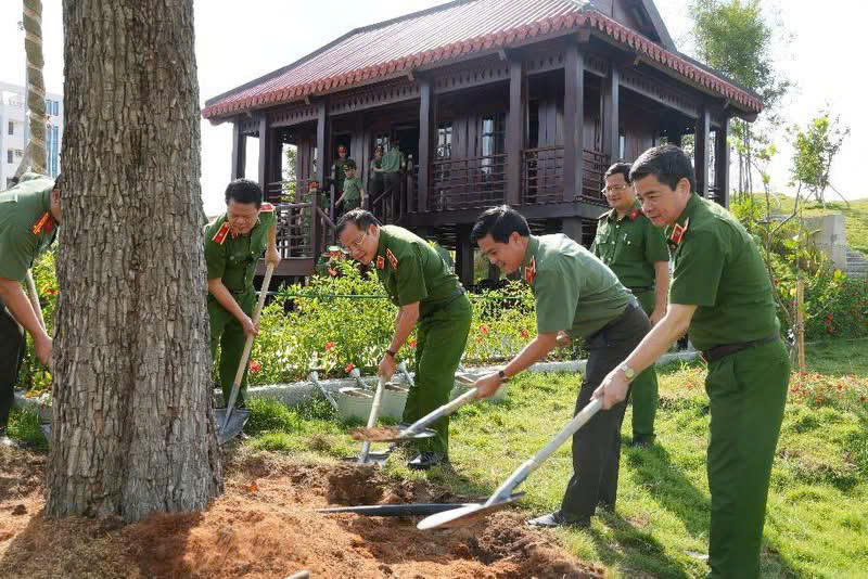 Thượng tướng Nguyễn Văn Long - Thứ trưởng Bộ Công an cùng các đại biểu trồng cây lưu niệm trong khuôn viên Nhà tưởng niệm Chủ tịch Hồ Chí Minh.