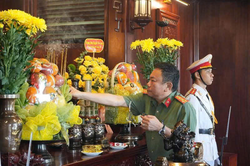 Các đại biểu cùng Đoàn công tác tham gia lễ dâng hương.