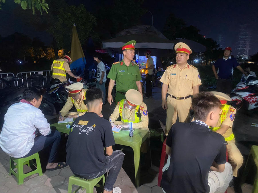 Lực lượng chức năng tiến hành lập biên bản đối với nhiều cá nhân vi phạm. (Ảnh: CANB)