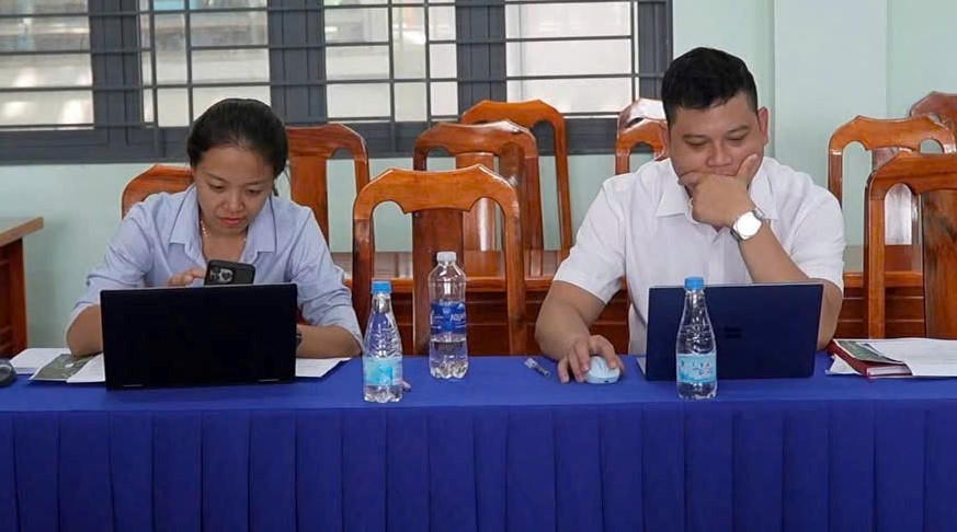 Các đại biểu tham dự cuộc họp.