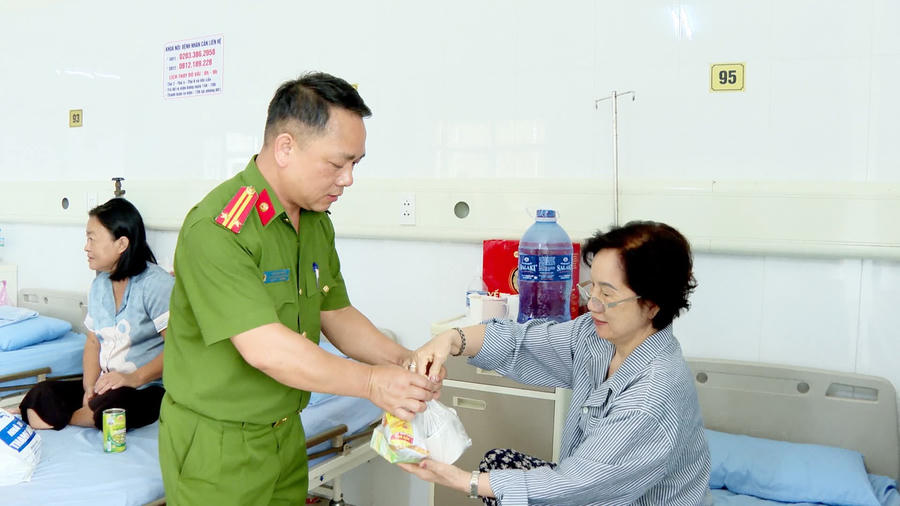 Cán bộ, chiến sĩ Công an phường Cẩm Phả trao quà tới tận tay bệnh nhân đang điều trị tại bệnh viện.