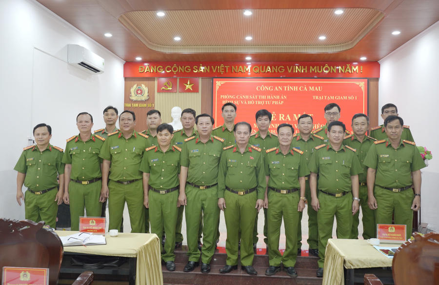 Đại biểu chụp ảnh lưu niệm.