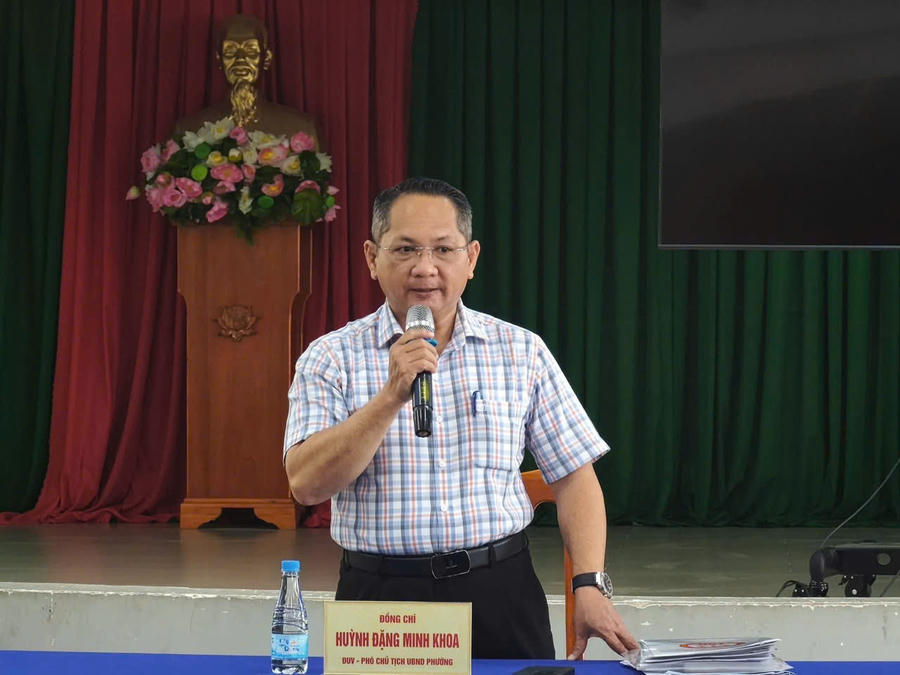 Ông Huỳnh Đặng Minh Khoa _ Phó Chủ tịch UBND phường Long Hưng chủ trì cuộc họp.