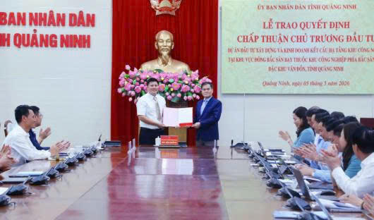 Chủ tịch UBND tỉnh Bùi Văn Khắng trao quyết định chủ trương đầu tư Dự án xây dựng và kinh doanh kết cấu hạ tầng KCN tại khu vực Đông Bắc sân bay thuộc KCN phía Bắc Sân bay, đặc khu Vân Đồn, cho đại diện nhà đầu tư.