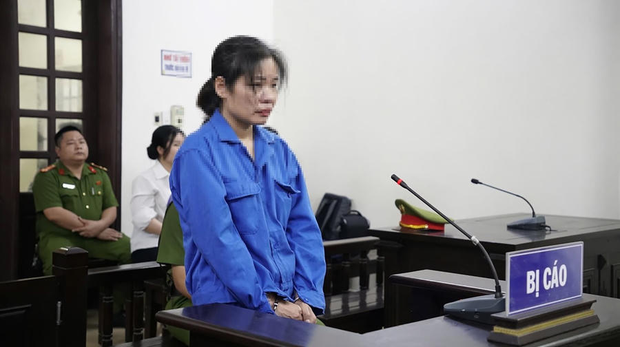Bị cáo Trương Thị Bắc đứng nghe HĐXX tuyên án đối với mình.