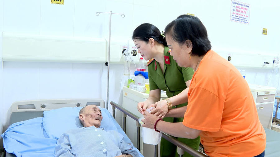 Cán bộ, chiến sĩ Công an phường Cẩm Phả trao quà tới tận tay bệnh nhân đang điều trị tại bệnh viện.
