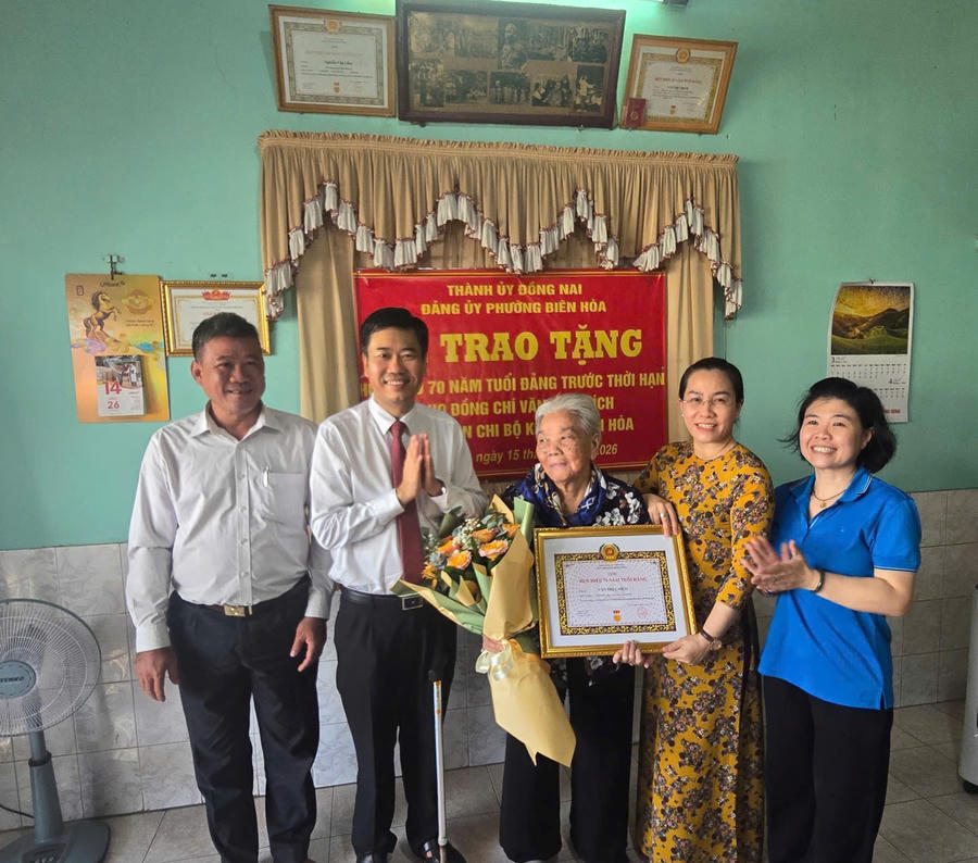 Trao tặng trước thời hạn Huy hiệu 70 năm tuổi Đảng cho đồng chí đảng viên lão thành Văn Thị Chích - đảng viên Chi bộ phố An Hòa.