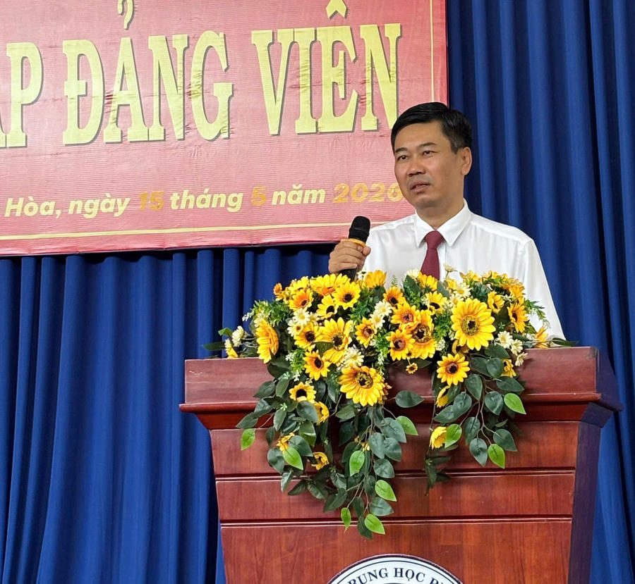 Ông Viên Hồng Tiến - Thành ủy viên, Bí thư Đảng ủy, Chủ tịch HĐND phường Biên Hòa (Thành phố Đồng Nai) phát biểu tại Lễ kết nạp.