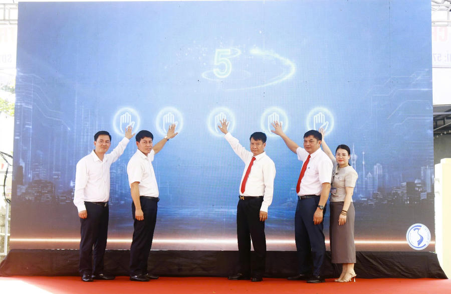 Các đại biểu thực hiện nghi thức kích hoạt trợ lý ảo AI phường Móng Cái 1.