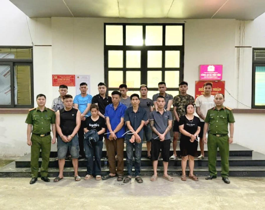 Các đối tượng đánh bạc tại cơ quan công an. (Ảnh: CA Tuyên Quang).