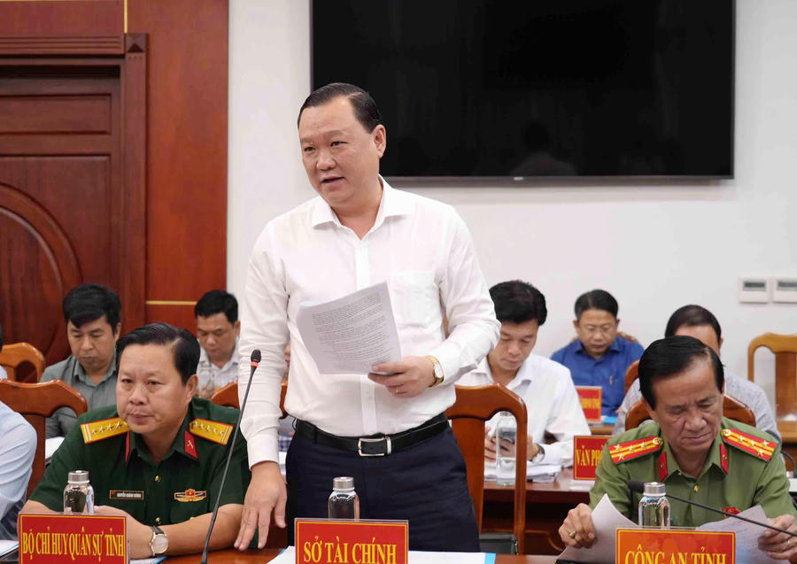 Lãnh đạo Sở Tài chính tỉnh Cà Mau báo cáo tại buổi làm việc.