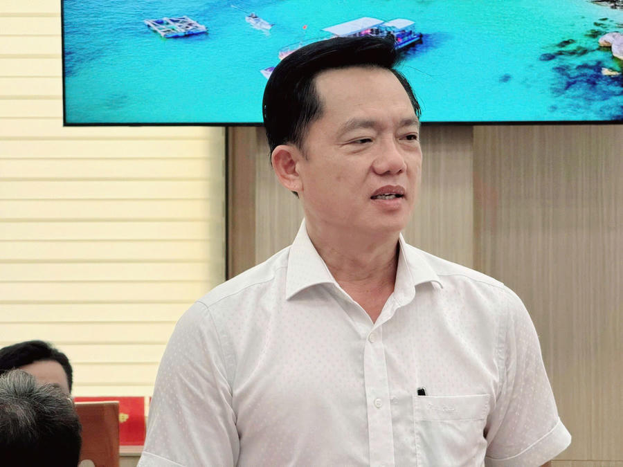 Ông Lê Quốc Anh, Bí thư Đảng ủy (bên phải) và ông Trần Minh Khoa, chủ tịch UBND đặc khu Phú Quốc phát biểu tại hội nghị