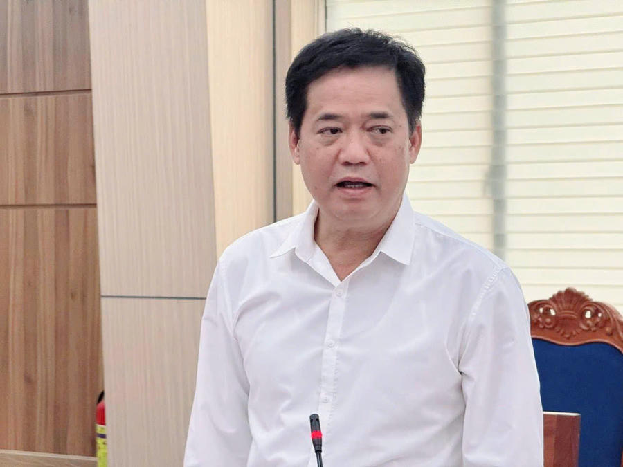 Ông Lê Quốc Anh, Bí thư Đảng ủy (bên phải) và ông Trần Minh Khoa, chủ tịch UBND đặc khu Phú Quốc phát biểu tại hội nghị