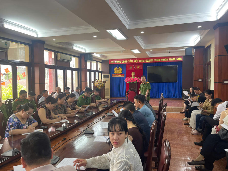 Các chủ cơ sở karaoke, bar, pub, lounge ký cam kết bảo đảm an ninh, trật tự trong hoạt động kinh doanh.