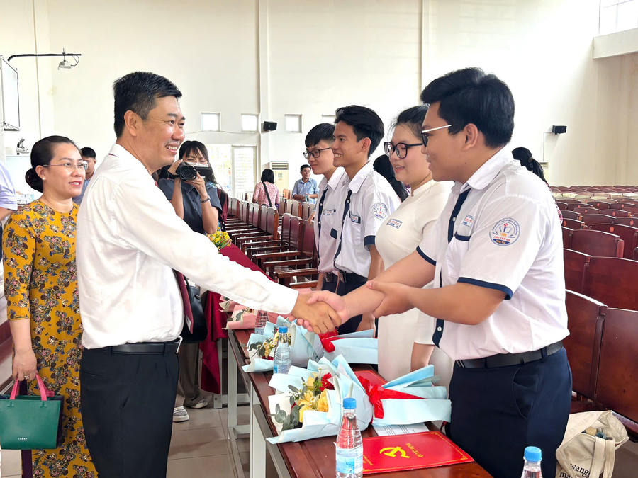 Ông Viên Hồng Tiến - Thành ủy viên, Bí thư Đảng ủy, Chủ tịch HĐND phường Biên Hòa chúc mừng 04 đảng viên mới.