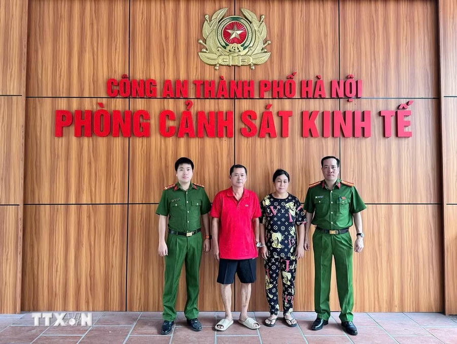 Hai đối tượng Đoàn Minh Tiên và Phạm Thị Thanh Hương bị bắt giữ sau thời gian dài trốn truy nã. Ảnh TTXVN