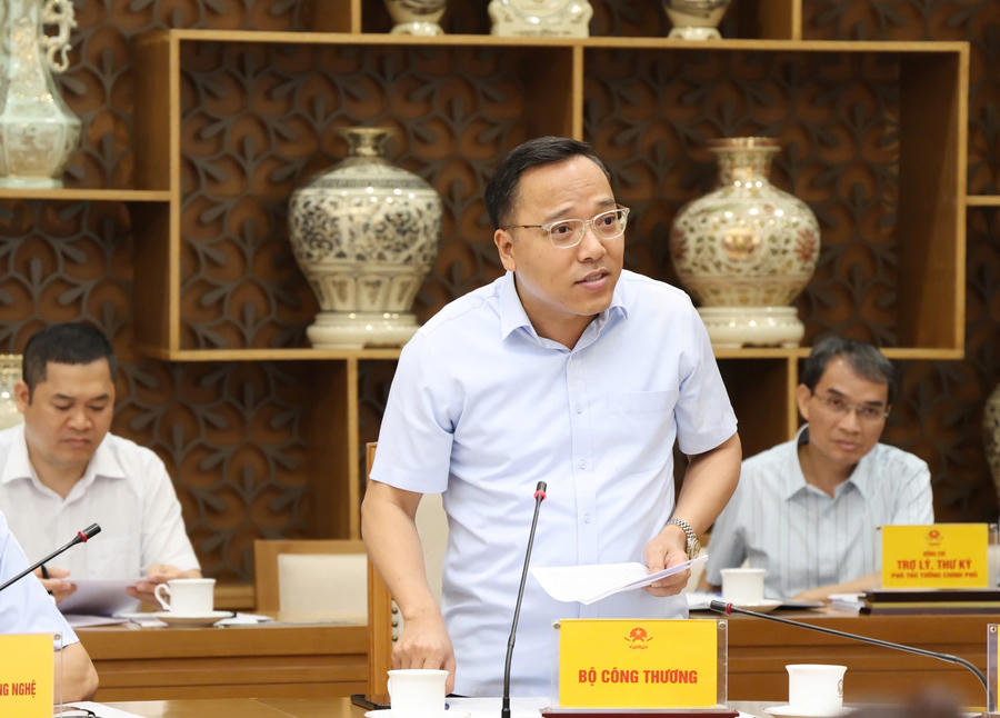 Thứ trưởng Bộ Công Thương Nguyễn Hoàng Long phát biểu tại cuộc họp - Ảnh: VGP
