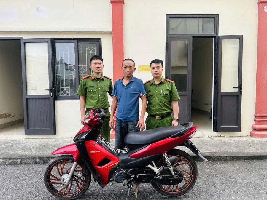 Đối tượng Hải cùng tang vật của vụ án tại cơ quan Công an.
