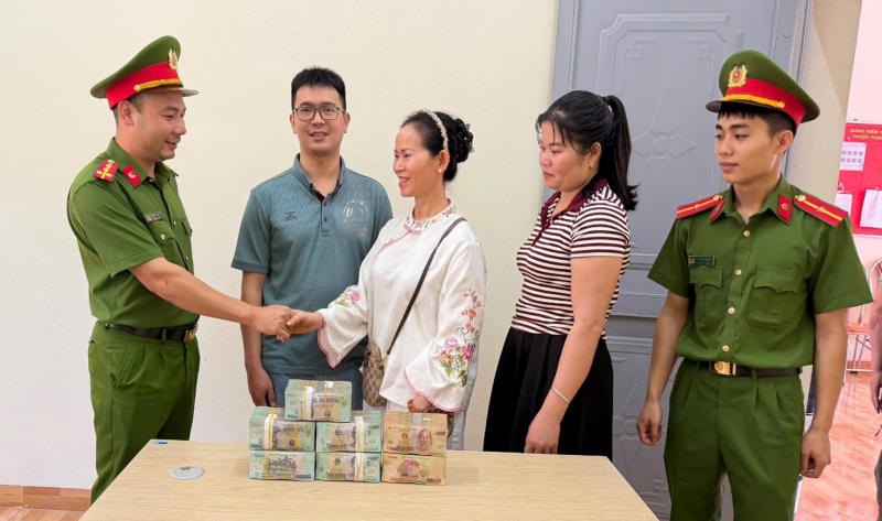 Lực lượng Công an xã Pắc Ta chứng kiến và hỗ trợ thủ tục bàn giao lại 2,9 tỷ đồng cho chị Đỗ Thị Út Bốn. (Ảnh: CAND).