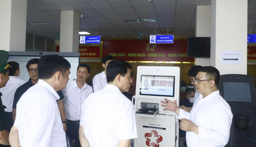 Các đại biểu tham quan, trải nghiệm trợ lý ảo AI tại bộ phận một cửa.