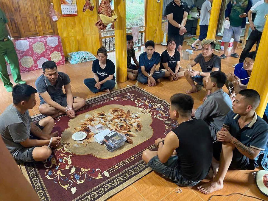 Công an tỉnh Tuyên Quang phát hiện và bắt giữ các đối tượng đánh bạc bằng hình thức xóc đĩa. (Ảnh: CA Tuyên Quang).