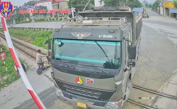 Tài xế bị xử phạt 10 triệu đồng, trừ 2 điểm GPLX do có hành vi điều khiển  xe ben mắc kẹt trên đường sắt do vượt cảnh báo.