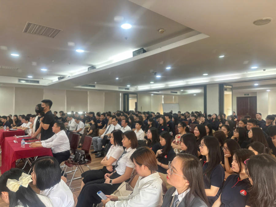 Hội trường lớn của&nbsp;Trường THPT Marie Curie - Mỹ Đình không còn chỗ trống.