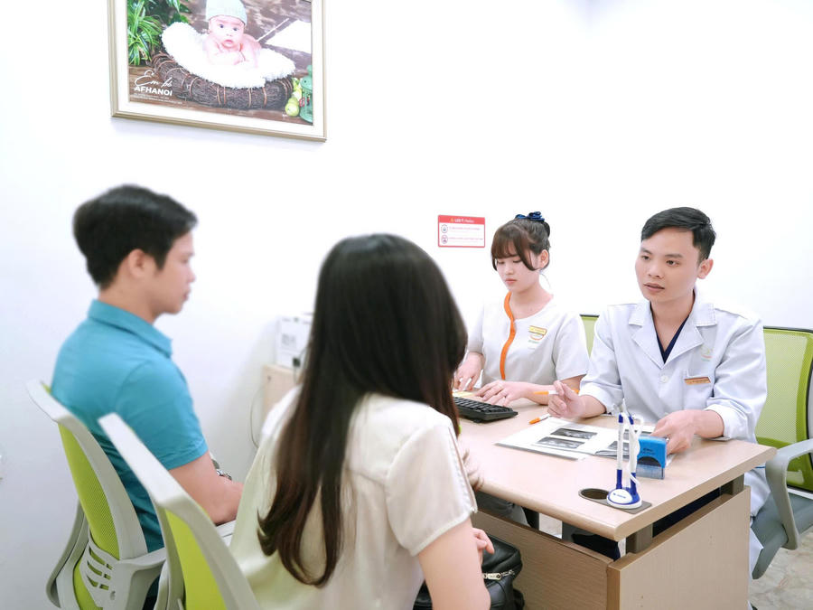 BS Trịnh Văn Tam - Chuyên ngành Hỗ trợ sinh sản tư vấn cho cặp vợ chồng về chương trình Tuần Lễ Vàng.