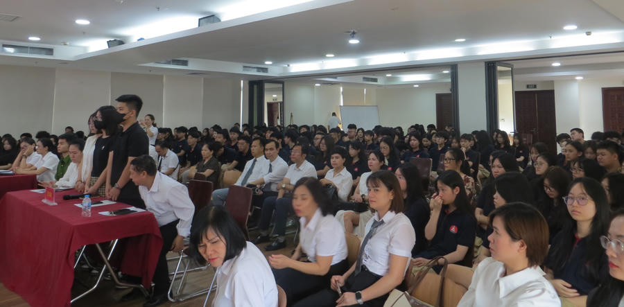 Phiên tòa hỉa định với sự tham gia của các Luật sư Đoàn Luật sư Hà Nội và thầy cô, học sinh&nbsp;Trường THPT Marie Curie.