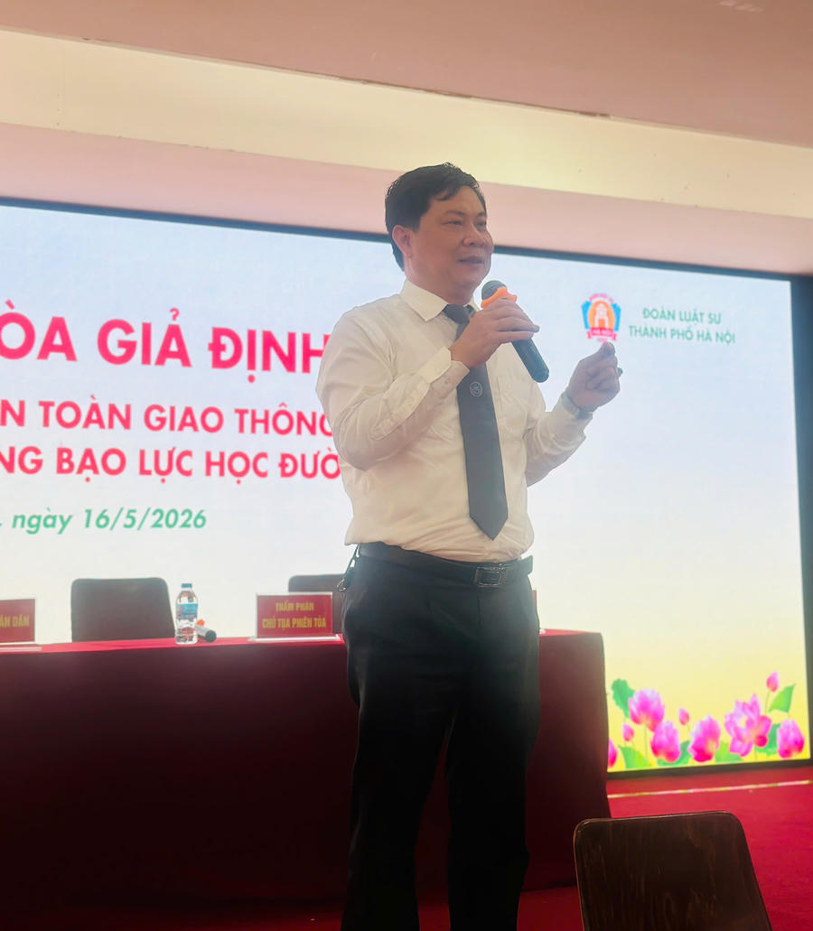 Luật sư Lê Trung Sơn, Phó Chủ nhiệm Đoàn luật sư TP Hà Nội phát biểu khai mạc.